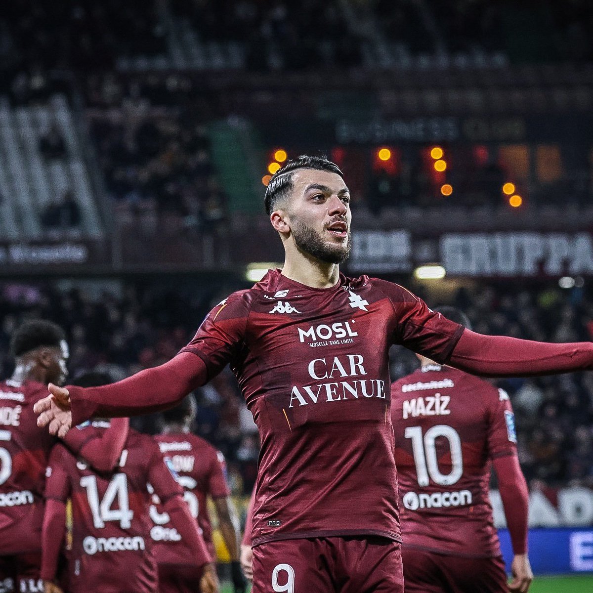 EnTresToques's tweet photo. 🇬🇪 • Georges Mikautadze (F.C. Metz, 22 años) es la gran revelación y el máx. goleador de la Ligue 2 (2a div. 🇲🇫) con 14 goles y 6 asistencias.

🇬🇪 • ¿Podrán unir fuerzas Kvaratskhelia y él, y clasificar a Georgia a la próxima Eurocopa?

🇪🇸 • ¡España será su rival en el camino! https://t.co/4E6wpDNyfm