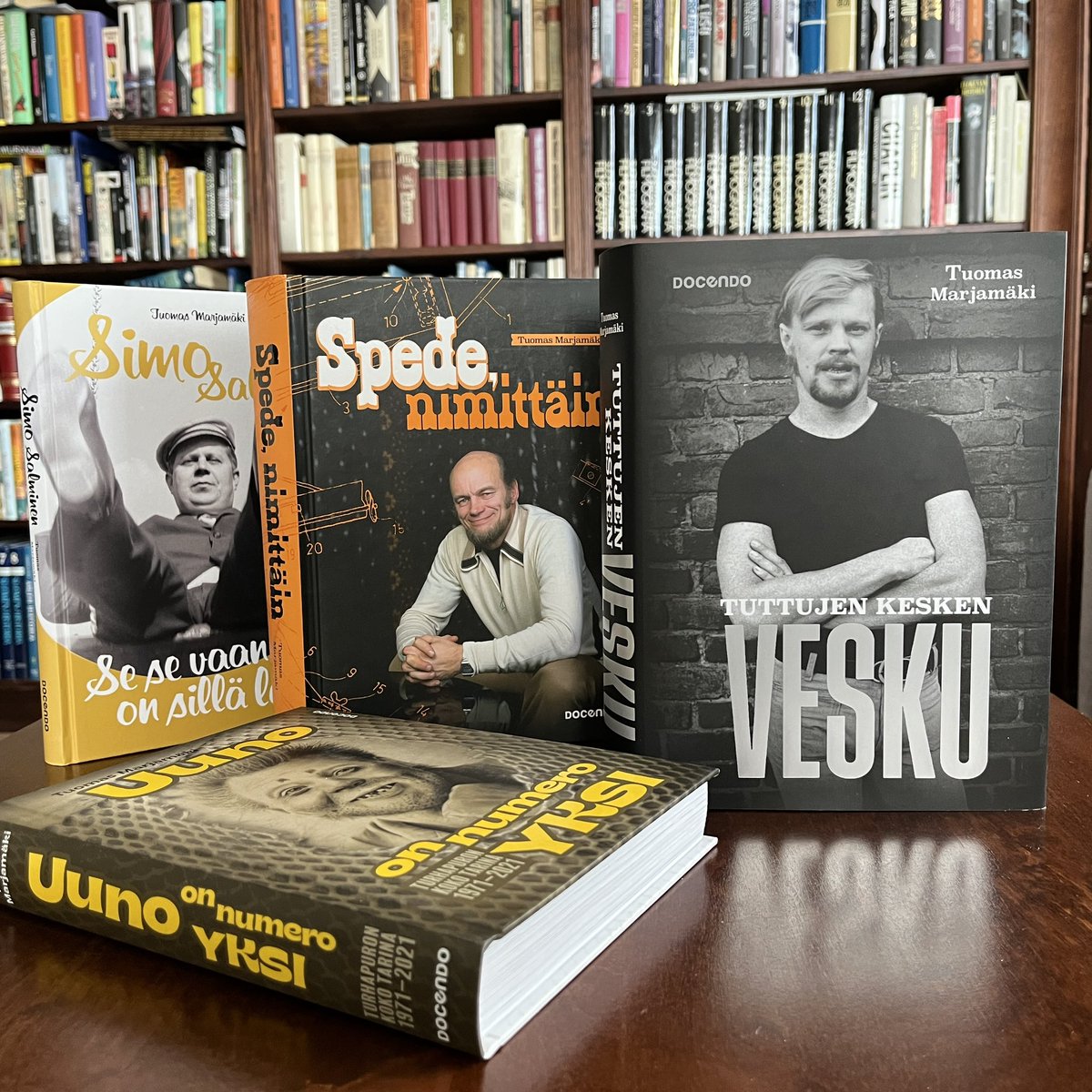 Perhekuva nuorimmaisen kunniaksi. Tuttujen kesken Vesku ilmestyy tänään. <a href="/DocendonKirjat/">Docendo</a>