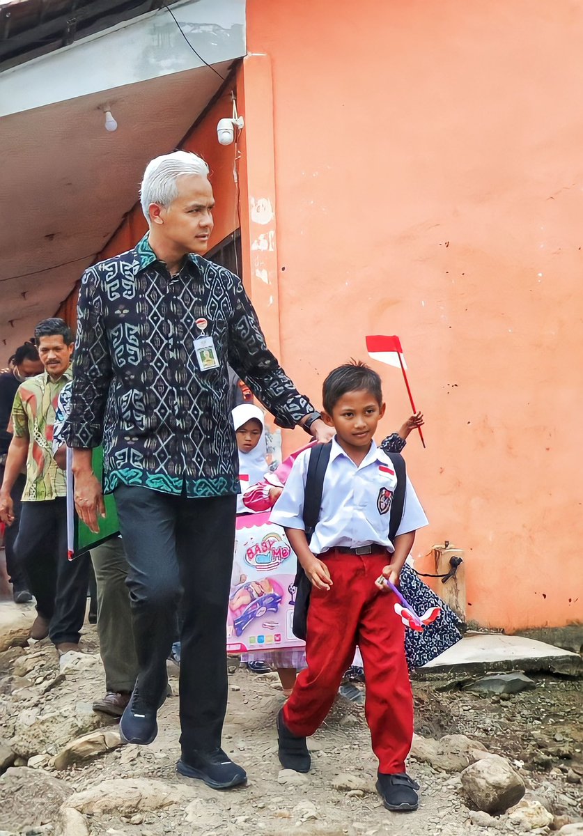 sastrajawacom's tweet photo. Apa sing paling awakmu eling pas jaman SD. Guru idola, kanca sekelas sing paling nakal, utawa jempol sikil sing ngintip seko kasut bolongmu?
Oh ya, pas jaman SD sangumu pira lur?
#sd #jamansd #jamancilik #sekolah
๐ท @ganjarpranowo https://t.co/ovTDYKPxBK
