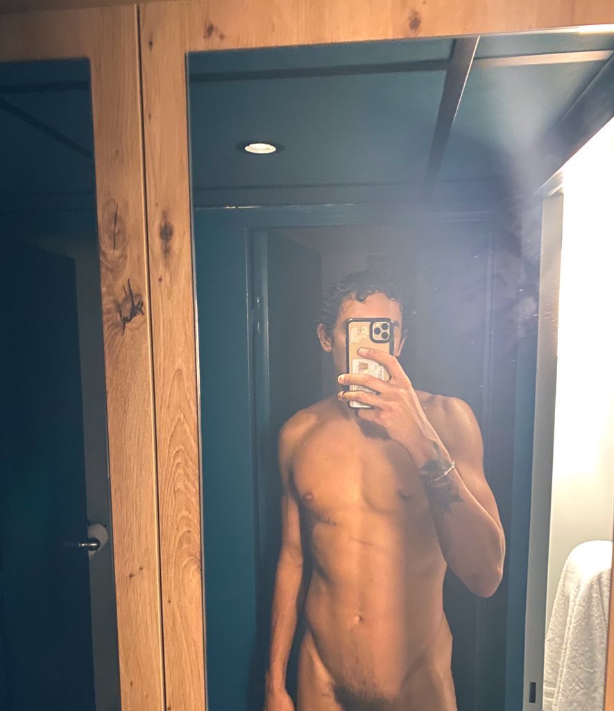 callmeshoooo's tweet photo. Cropped https://t.co/7Gf2J8QoXQ