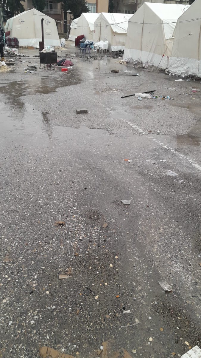 Ölenler icin gec kaldik dediniz yasayanlar icin nerde kaldiniz <a href="/AdiyamanBelTR/">Adıyaman Belediyesi</a> <a href="/AFADBaskanlik/">AFAD</a> <a href="/RTErdogan/">Recep Tayyip Erdoğan</a>