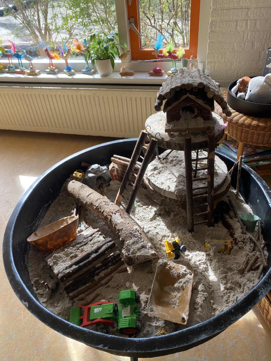peterteriele's tweet photo. Om te watertanden hoe sommige schoolwoonkamers worden ingericht door creatieve en vakkundige onderbouw leerkrachten. #tufftray #jenaplan #schoolwoonkamer #montessori https://t.co/hwEP5in0lh