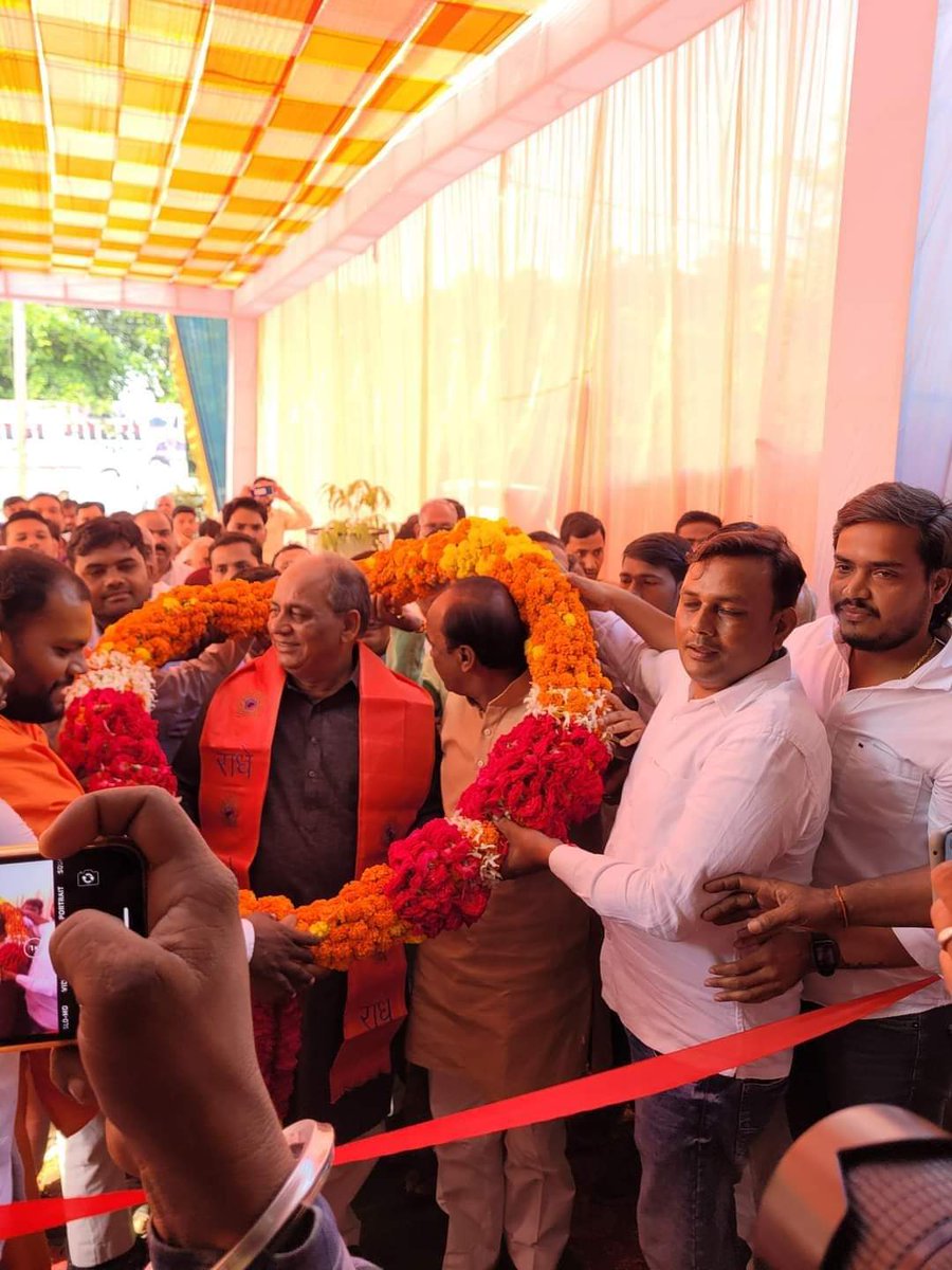 sunandarajput01's tweet image. हम सब के मार्गदर्शक आदरणीय राजवीर सिंह राजू भैया लोक प्रिय सांसद एटा/पूर्व कैविनेट मंत्री उ प्र सरकार आप को जन्म दिन की बहुत बहुत शुभकामनाएं एवं बधाई ...... 
Happy happy birthday #RajveerSingh_RajuBhaiya #SandeepSingh #BrijeshPathak #KeshavPrasadMaurya