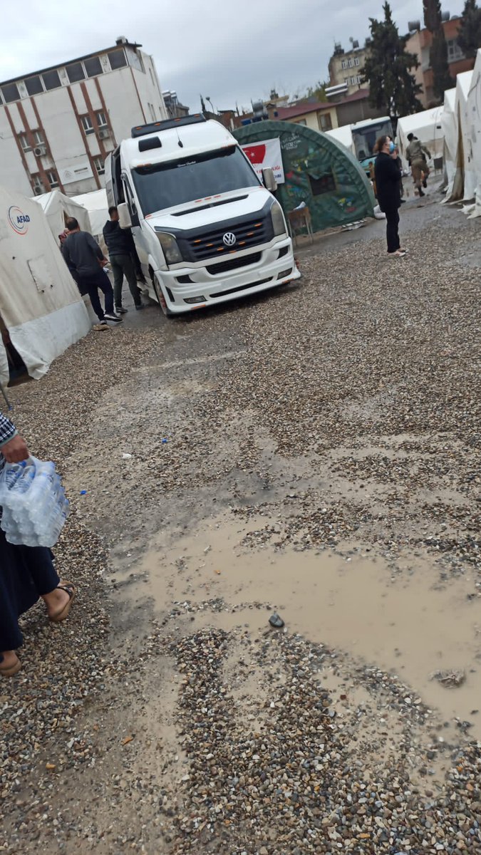 Gerçekten görmüyor musunuz duymuyor musunuz sesimizi insanlar mağdur herkesin çadırı bu halde insanlar sokakta yağmurda arabalarda herkesi kaderlerine terkettiniz konteyner veremediniz yardım adı altında topladığınız paraları ne yaptınız ? 
#AdıyamanYardımBekliyor <a href="/AdiyamanBelTR/">Adıyaman Belediyesi</a>