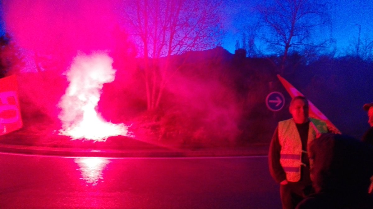 WinstonSmith_94's tweet photo. #Chambery Avant la #Greve15mars un petit blocage matinal de ronds points !
#GreveReconductible
#NonALaReformeDesRetraites 
#UnionSolidaires https://t.co/8jPEHegrZx