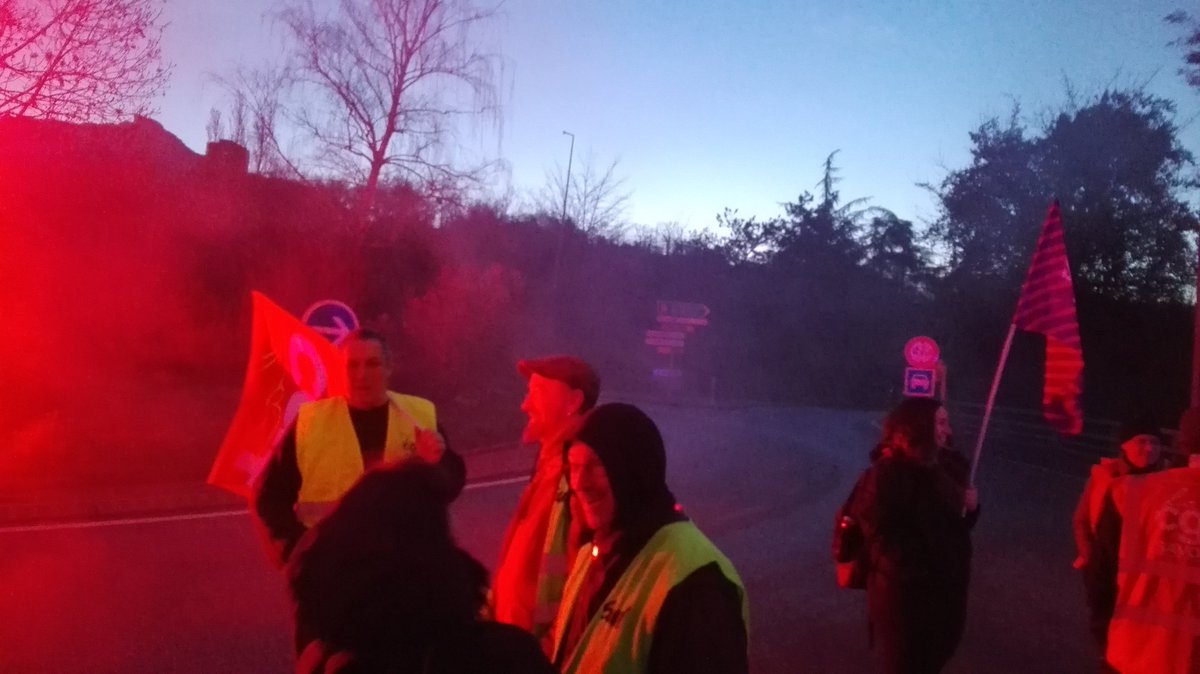 WinstonSmith_94's tweet photo. #Chambery Avant la #Greve15mars un petit blocage matinal de ronds points !
#GreveReconductible
#NonALaReformeDesRetraites 
#UnionSolidaires https://t.co/8jPEHegrZx