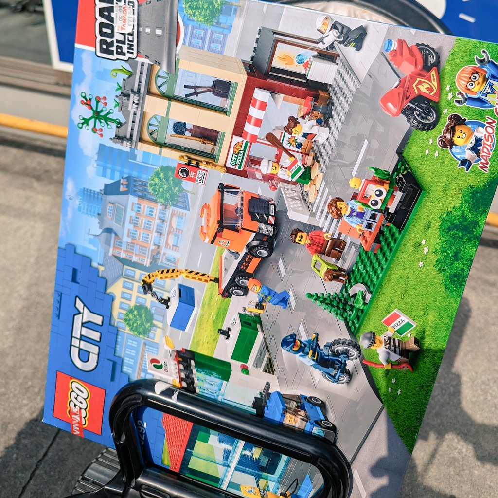 LEGOMADA's tweet photo. 毎度ギリギリの確定申告出しに行き、心が一段落したところで #レゴ を買いにチャリで来た! 姉弟の進級祝いにあげるかな。 https://t.co/9GCAsj8J4D