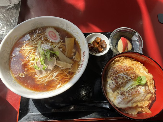 ハーフカツ丼とラーメン定食食べきれるか不安だったが余りの美味しさに完食このカツ丼のクオリティは近年食べた中ではトップクラスだった 