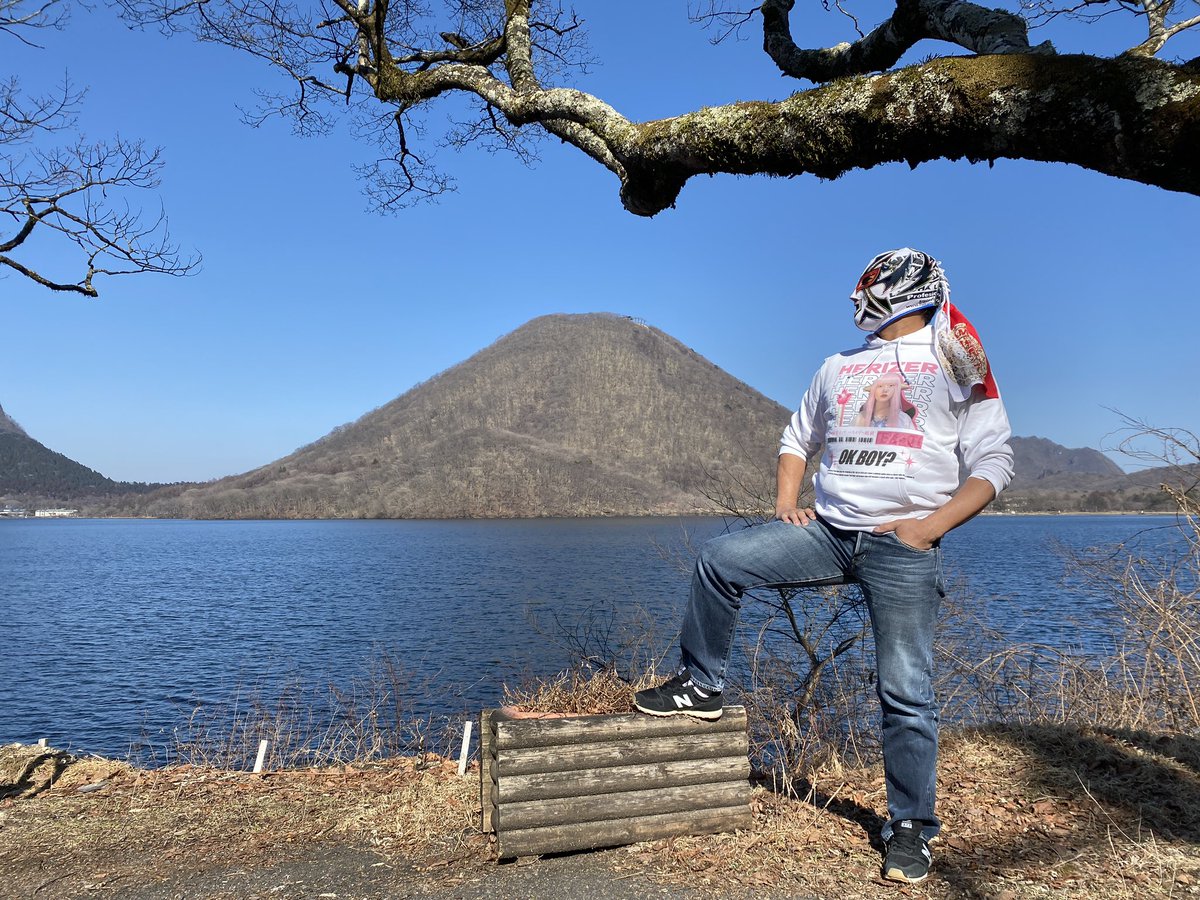 MISTERCACAO's tweet photo. 未だ試合の全身筋肉痛が取れず肩が上がらない中、山上の湖、榛名湖（高崎市）に来ました。まだ雪が残ってます😁☃️
#榛名湖
#高崎市
#heraizz 
#へライザー総統 
#悪の秘密ぼっち
#OKBOy https://t.co/FoNiFx0AMO