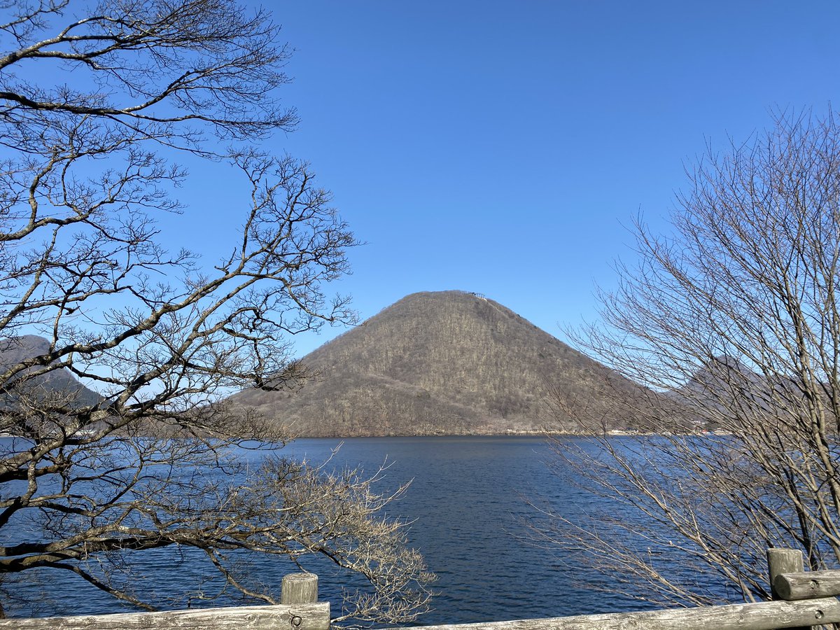 MISTERCACAO's tweet photo. 未だ試合の全身筋肉痛が取れず肩が上がらない中、山上の湖、榛名湖（高崎市）に来ました。まだ雪が残ってます😁☃️
#榛名湖
#高崎市
#heraizz 
#へライザー総統 
#悪の秘密ぼっち
#OKBOy https://t.co/FoNiFx0AMO