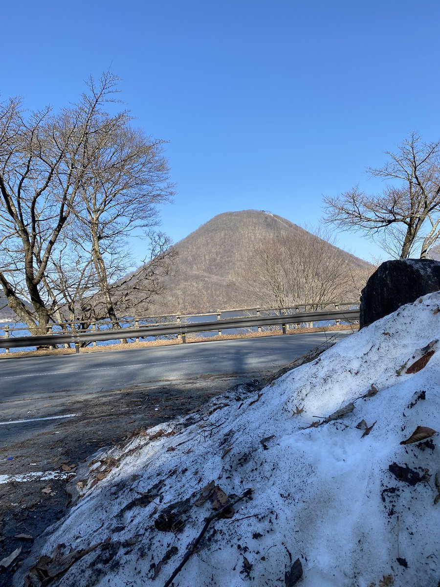 MISTERCACAO's tweet photo. 未だ試合の全身筋肉痛が取れず肩が上がらない中、山上の湖、榛名湖（高崎市）に来ました。まだ雪が残ってます😁☃️
#榛名湖
#高崎市
#heraizz 
#へライザー総統 
#悪の秘密ぼっち
#OKBOy https://t.co/FoNiFx0AMO