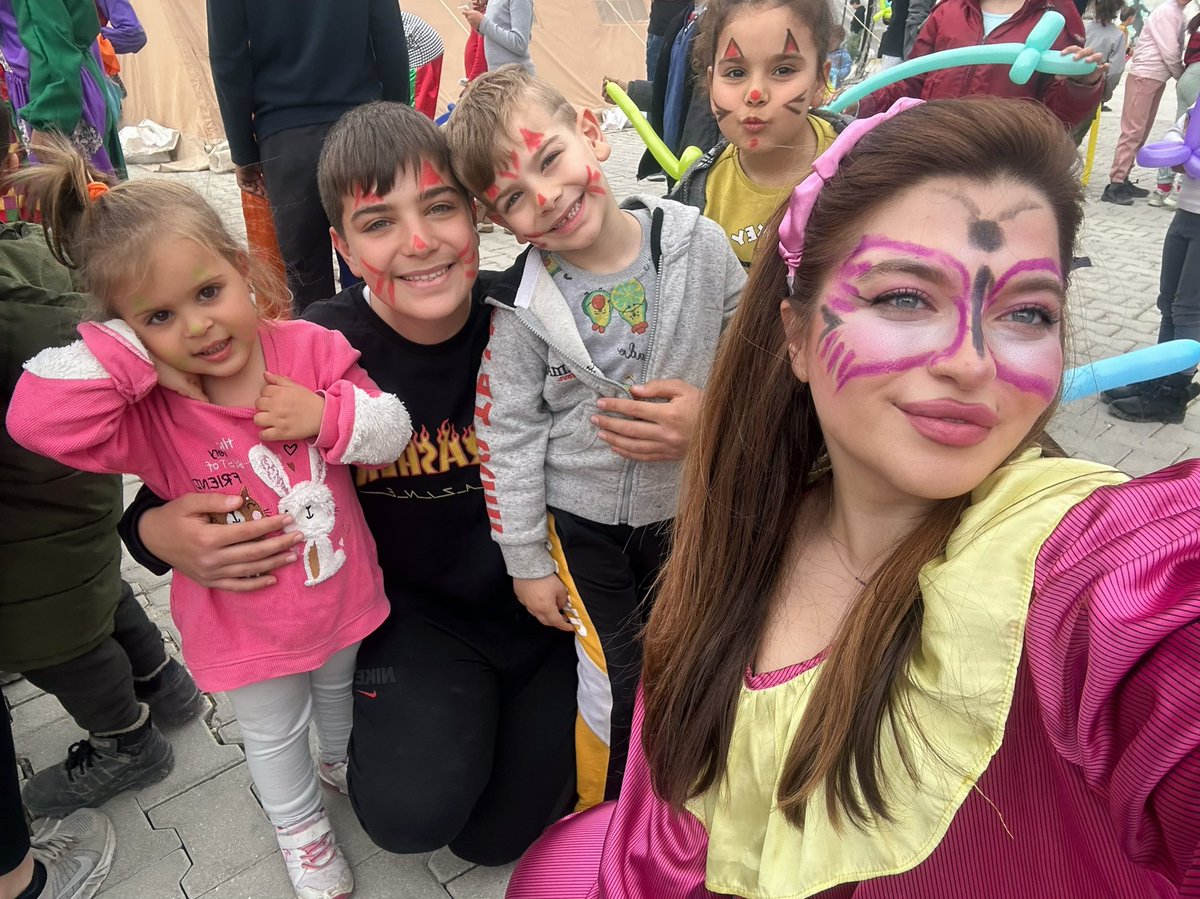IamSejk's tweet photo. Hatay da ki depremden etkilenmiş çocuk ve ebeveynlere motivasyon etkinliğimizde güzel kareler 💖

#depremiunutma https://t.co/mumDOeDp5Z