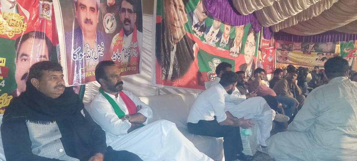Sadhraich288's tweet photo. #زمان_پارک_پہنچو #pp121 #pti
خالد نواز سدھرآئچ امیدوار برائے صوبائی اسمبلی حلقہ پی پی121 ٹوبہ ٹیک سنگھ( رجانہ) عمران خان کی سیکورٹی خدشات کے پیش نظر اپنے جاںنثار ساتھیوں کے ہمراہ زمان پارک لاہور میں موجود جبکہ پی پی 120 سے ڈسٹرکٹ صدر سعید احمد سعیدی صاحب بھی ان کے ہمراہ موجود ہیں https://t.co/4PKc4XMNgb
