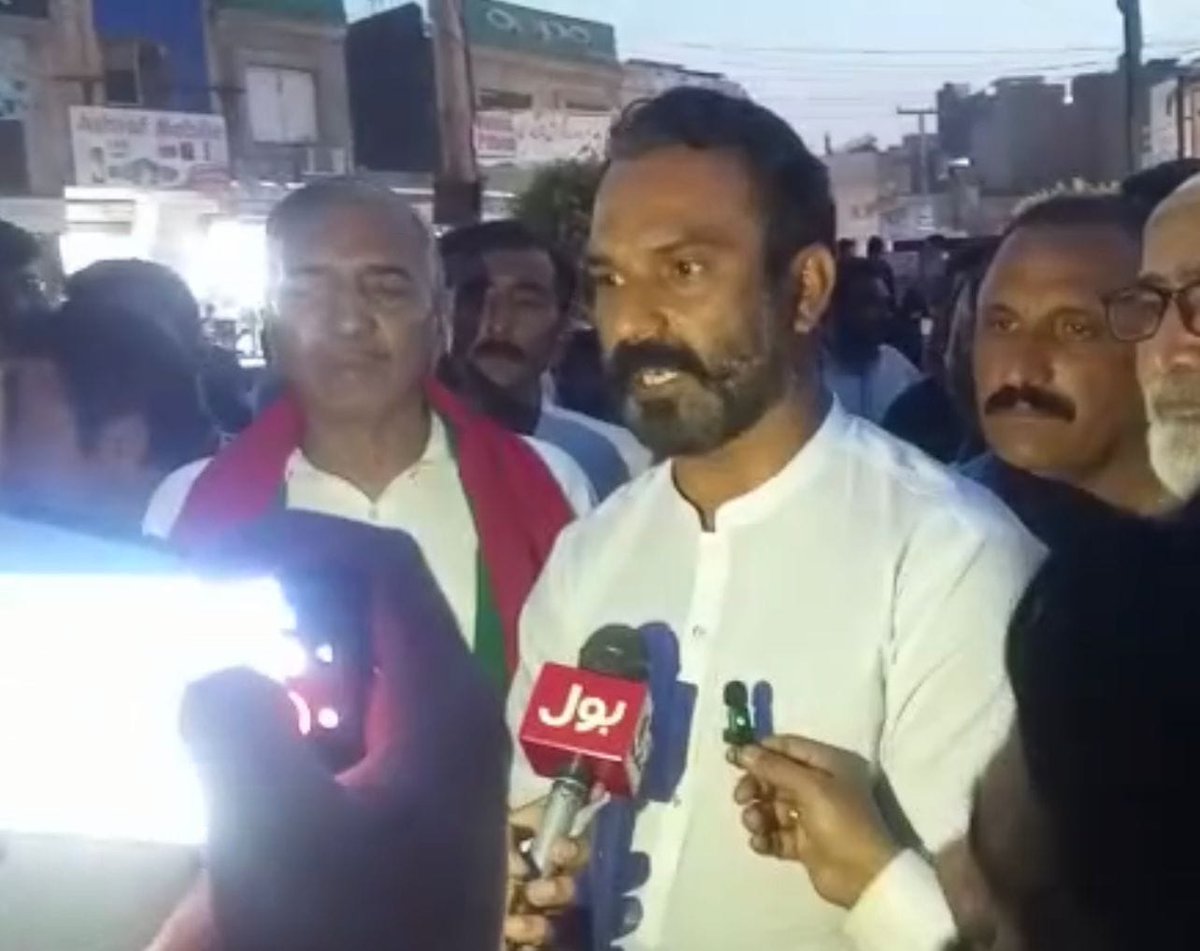 Sadhraich288's tweet photo. #زمان_پارک_پہنچو #pp121 #pti
خالد نواز سدھرآئچ امیدوار برائے صوبائی اسمبلی حلقہ پی پی121 ٹوبہ ٹیک سنگھ( رجانہ) عمران خان کی سیکورٹی خدشات کے پیش نظر اپنے جاںنثار ساتھیوں کے ہمراہ زمان پارک لاہور میں موجود جبکہ پی پی 120 سے ڈسٹرکٹ صدر سعید احمد سعیدی صاحب بھی ان کے ہمراہ موجود ہیں https://t.co/4PKc4XMNgb