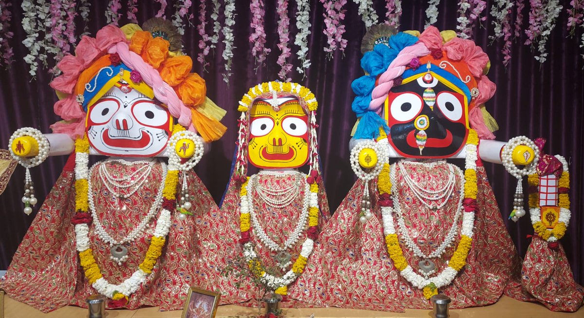 ISKCONVECC's tweet photo. Today's beautiful 😍 Darshan of  Sri Sri 🌼Jagannath 🌼Baldev 🌼Subhadra &amp; Sri Sri 💐Gaura 💐Nitai https://t.co/kgwqAysFsw
