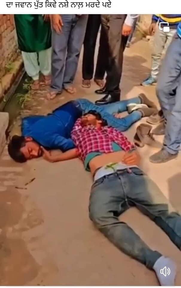 SandeepNijjar's tweet photo. ਰੋਜ ਮਾਂਵਾਂ ਦੇ ਪੁੱਤ ਮਰ ਰਹੇ ਹਨ,ਨਸ਼ਾ ਪਹਿਲਾਂ ਨਾਲ਼ੋਂ ਕਿਤੇ ਵਧੇਰੇ ਵੱਧ ਗਿਆ ਹੈ ਤੇ ਮੁੱਖ ਮੰਤਰੀ ਪੰਜਾਬ ਜੀ ਰਾਜਸਥਾਨ ਵਿੱਚ ਚੋਣ ਪ੍ਰਚਾਰ ਕਰ ਰਹੇ ਹਨ।
ਆਖਿਰ ਕਿਉਂ ਵਾਰ-ਵਾਰ ਪੰਜਾਬ ਛੱਡ ਦੂਜੇ ਰਾਜਾਂ ਵਿੱਚ ਪ੍ਰਚਾਰ ਕਰਨ ਨੂਮ ਜਿਆਦਾ ਅਹਿਮੀਅਤ ਦੇ ਰਹੇ ਹਨ ਮੁੱਖ ਮੰਤਰੀ ਪੰਜਾਬ @BhagwantMann ਜੀ #ਜਵਾਬ_ਤਾਂ_ਦੇਣਾ_ਪੈਣਾ https://t.co/KQF1PyDs8U