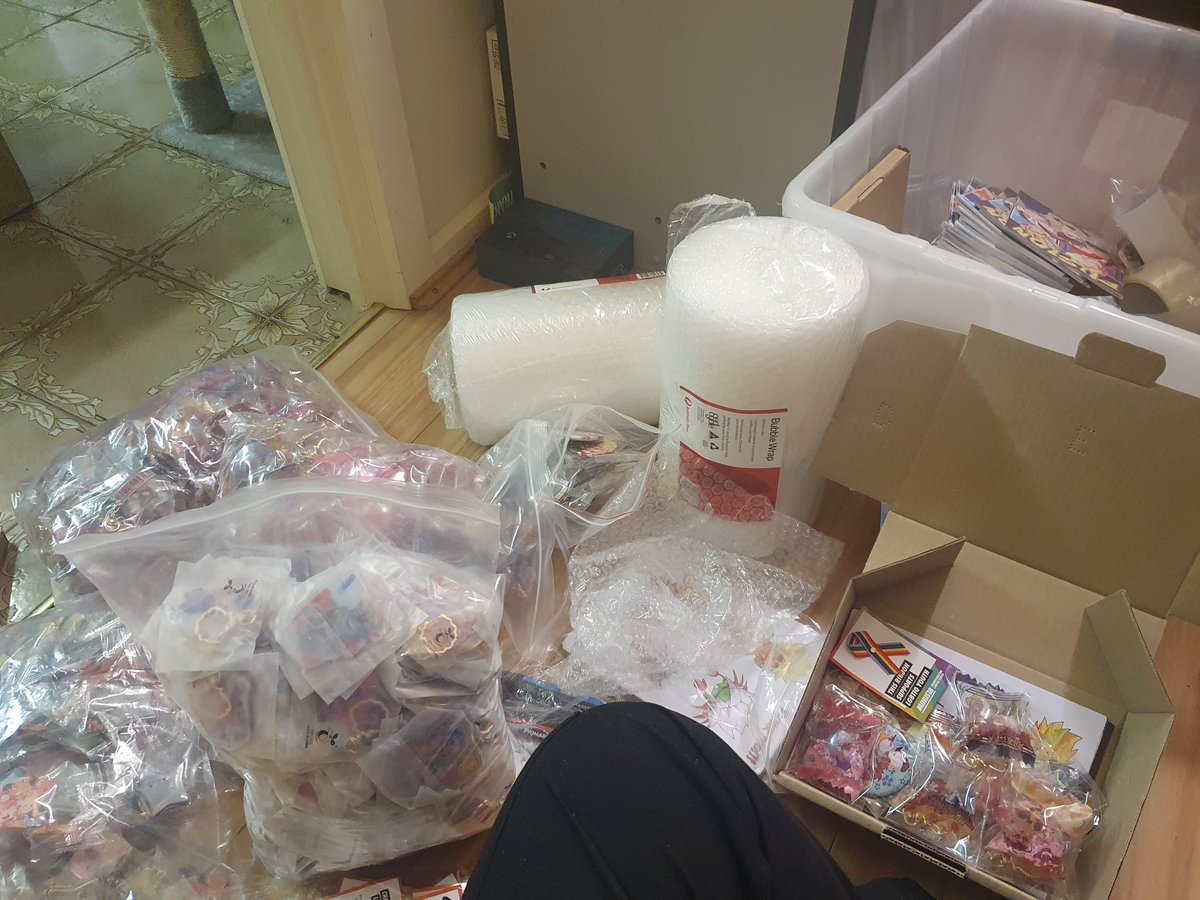 auraisbad's tweet photo. packing some @DBFusionZine packages! https://t.co/NvClJZhBMX