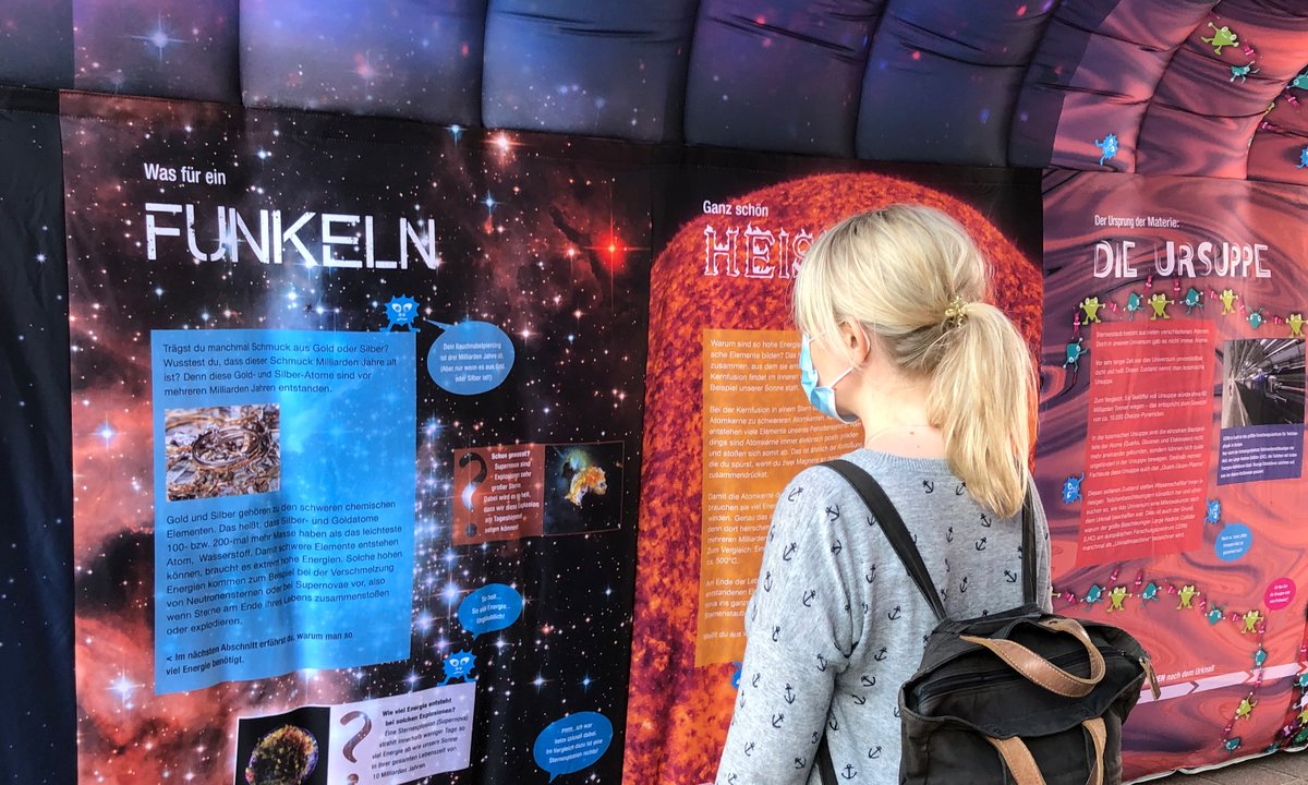 Tipp für alle in #Aschaffenburg und Umgebung: Kommt zur #Ausstellung "#Urknall unterwegs" am 28. und 30. März von 10-18 Uhr auf dem Schlossplatz! Mitmach-Experimente zu  #Teilchenphysik mit Twister, #Lego-Universums oder Hadronen-XL-Jenga wwuindico.uni-muenster.de/event/1409/pag… © <a href="/Weltmaschine/">LHC-Kommunikation</a>