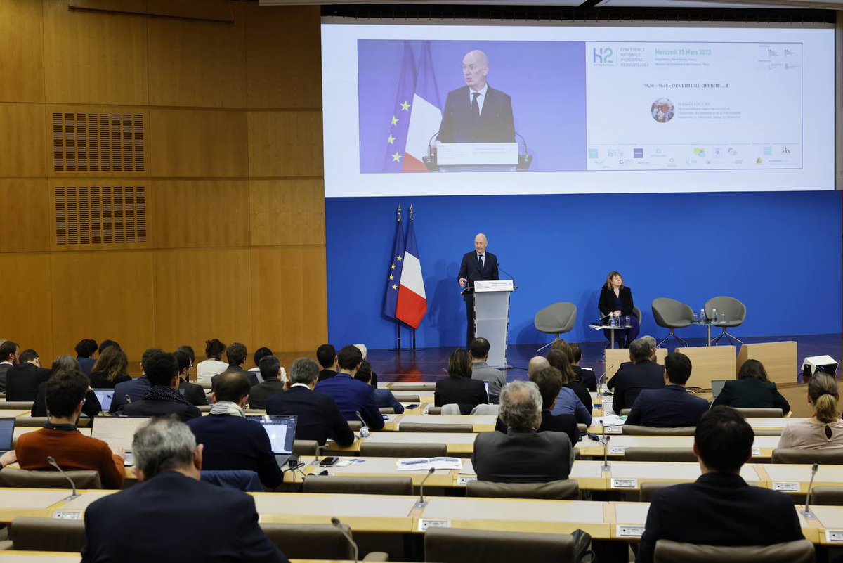 RolandLescure's tweet photo. Ouverture de la conférence nationale pour l’hydrogène renouvelable : la France a un objectif clair: devenir le champion européen de l’hydrogène décarboné! 

Avec @AgnesRunacher, nous présenterons la nouvelle stratégie nationale hydrogène d’ici juin. https://t.co/SfFBx2LVQ6