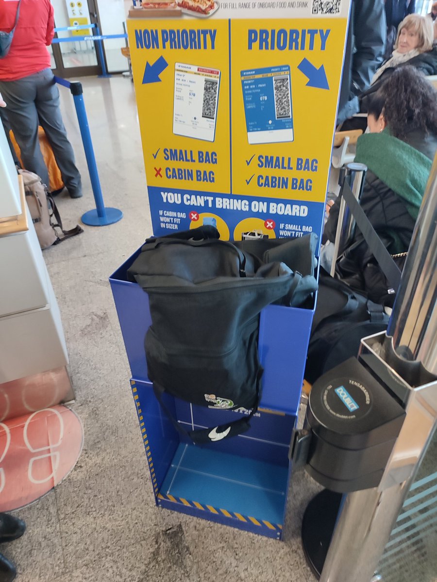 jonliza1's tweet photo. ¡Hola @RubenSanchezTW !
@Ryanair_ES me ha obligado a pagar las tasas adicionales por superar los limites del equipaje de mano. ¿Es esta práctica ilegal o están en su derecho? Te adjunto foto. https://t.co/caUzhgu44b