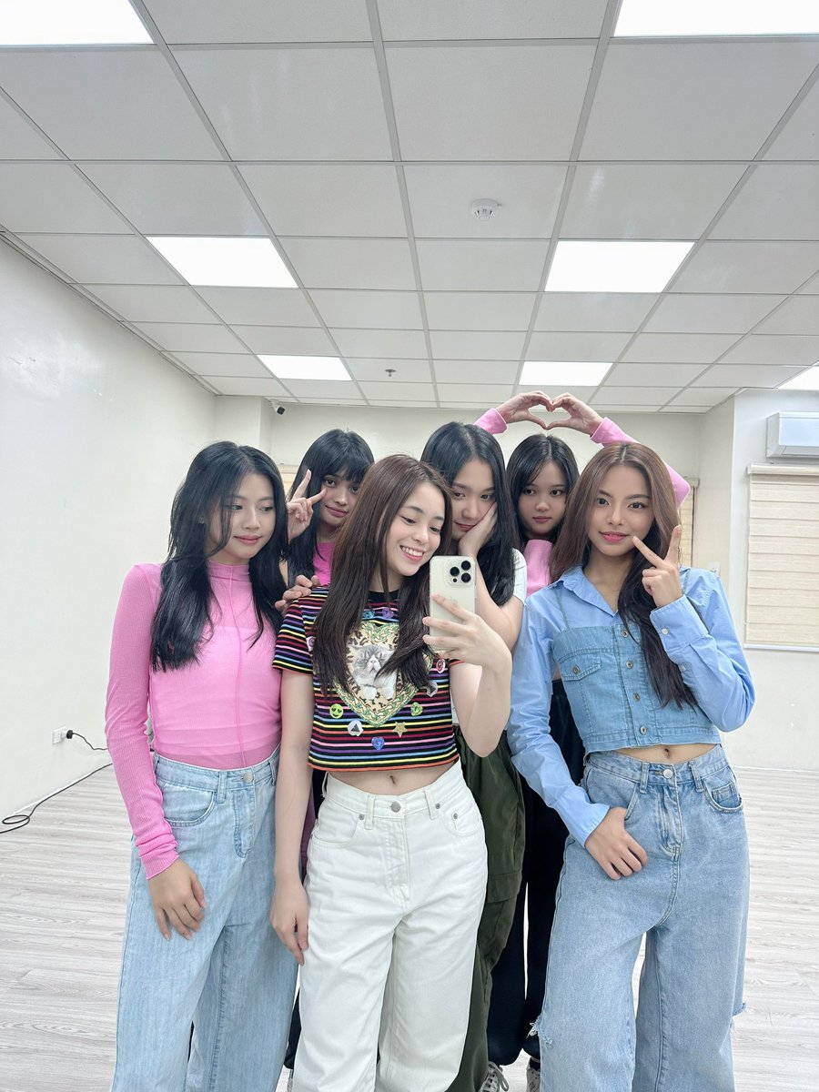 ygig_official's tweet photo. 🤳[WeGo Wednesday]

WeGo! Have you already secured a slot for #SBTowninCebu? ✈️ 

Preparing awesome performances for you makes us so excited already! 👯 Here's a little sneak peek for you! 🫣

Can we see your mirror selfies too, our WeGo? 🤗

#WeGoWednesday
#YGIG #YouGoIGo https://t.co/62c3M8lptc
