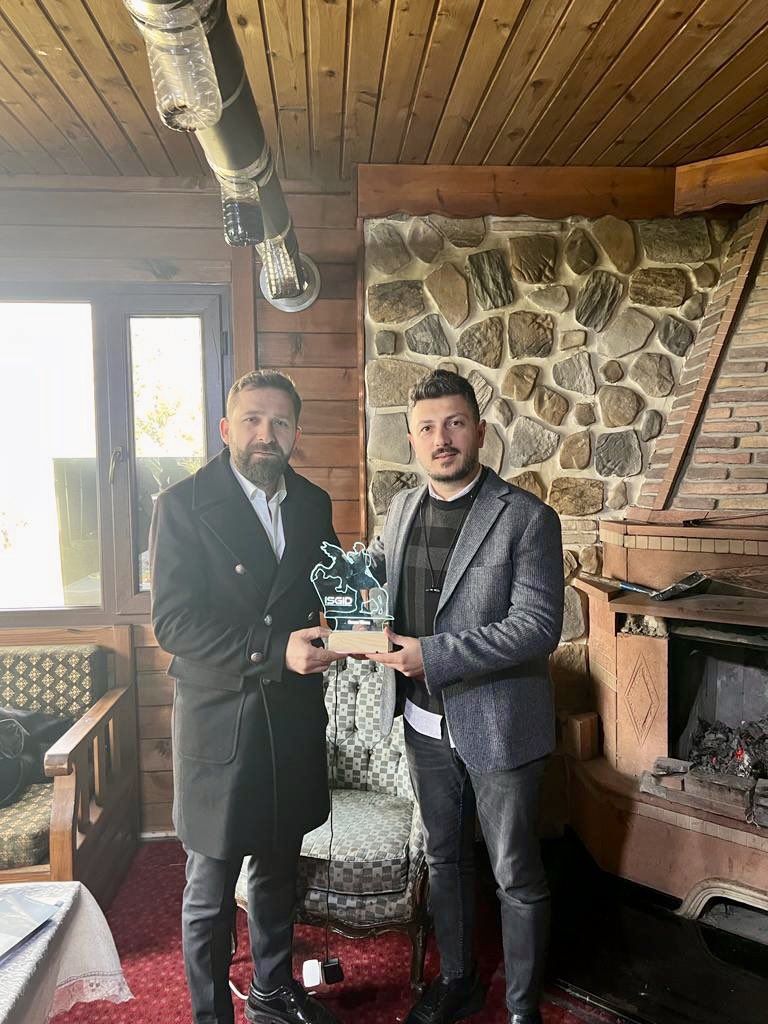 isgidstk's tweet photo. Ankara ziyaretlerimiz kapsamında Samsunlu İş İnsanı, Asiyad, Asfed ve Samkon yöneticisi Sn. Osman Yılmaz’ı ziyaret ettik.

Samimi ve doğal kişiliği ile bizleri gerçekten çok iyi ağırlayan Sn. Başkana teşekkür ediyoruz.

#isgid #asiyad #osmanyılmaz #asfed #ankara #istanbul #samsun https://t.co/W7J5Klv6su
