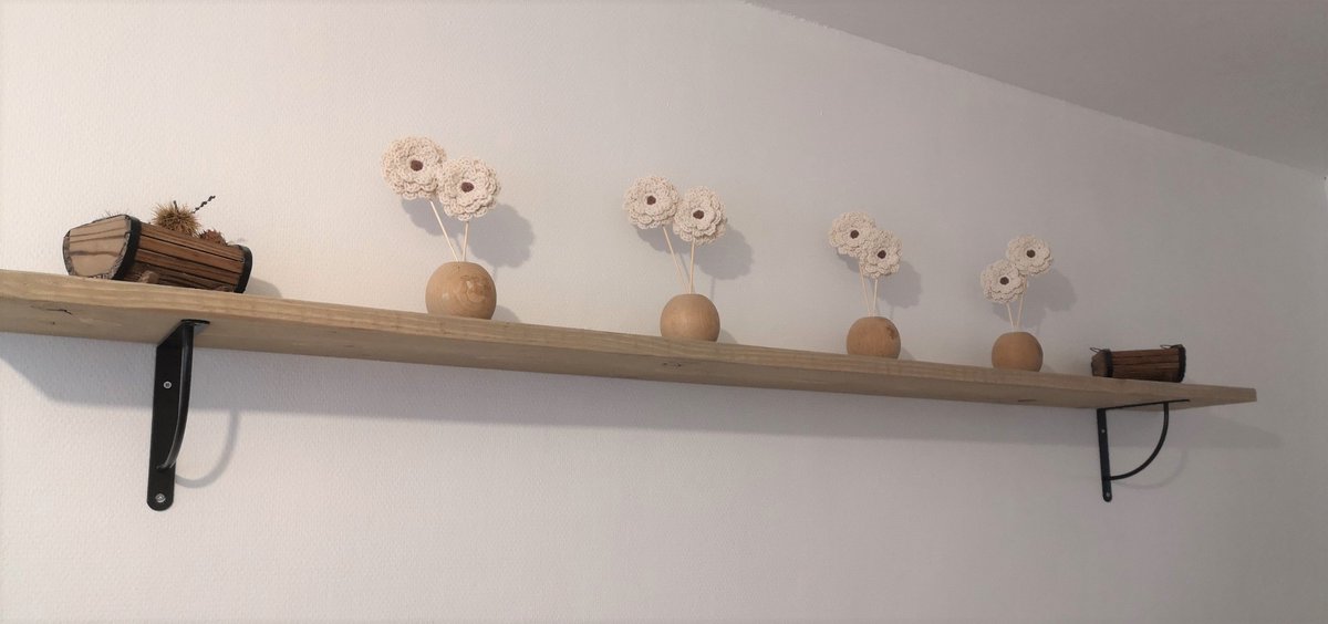 revecoton's tweet photo. Ma déco  : une vieille planche devient une étagère, et sur celle-ci des pieds de lits en guise de vase pour accueillir mes fleurs faites au crochet !
#crochet  #crochetflower #handmade #homemade #homedecor  #decorationinterieur #deco #decoration #faitmain #bohemechic https://t.co/yYah3MCrFg