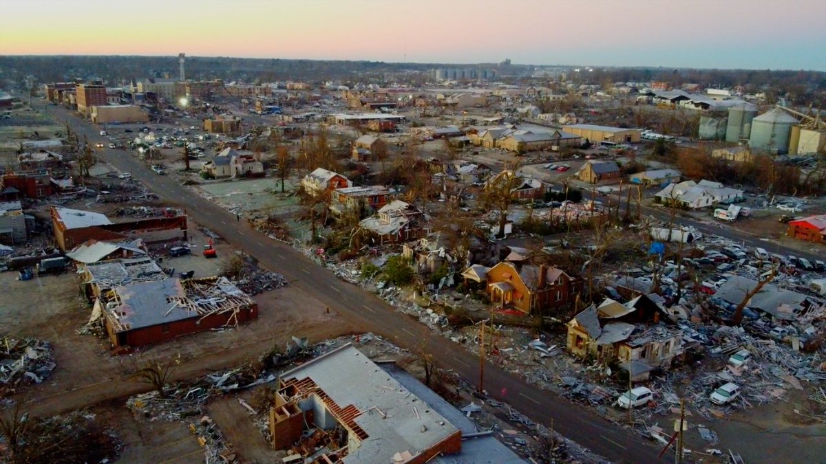 LimWeather's tweet photo. Hi @NWSPaducah and Steve Eddy
I don't know but something like I think you should revisit the Mayfield KY tornado I been researching this and my evidence of an EF4 for 167+ miles is unrealistic no such rating has been given for that magnitude of tornado
Sincerely, @LimWeather https://t.co/amniHTELYw
