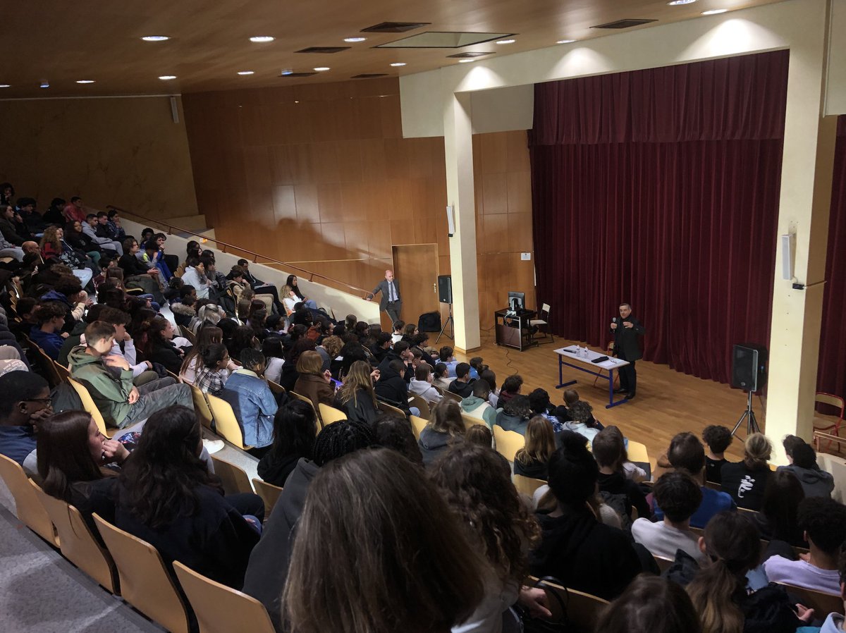 JeanLouisNadal's tweet photo. Hier, j'ai dialogué avec 130 élèves du lycée Camille Pissarro à Pontoise sur le plus beau métier du monde, celui de magistrat.
Il est essentiel que la nouvelle génération s'intéresse à la vie publique et s'y engage !
C'est l'objectif de Parlons Démocratie (@ParlonsDem) https://t.co/NWyHw6fL8t