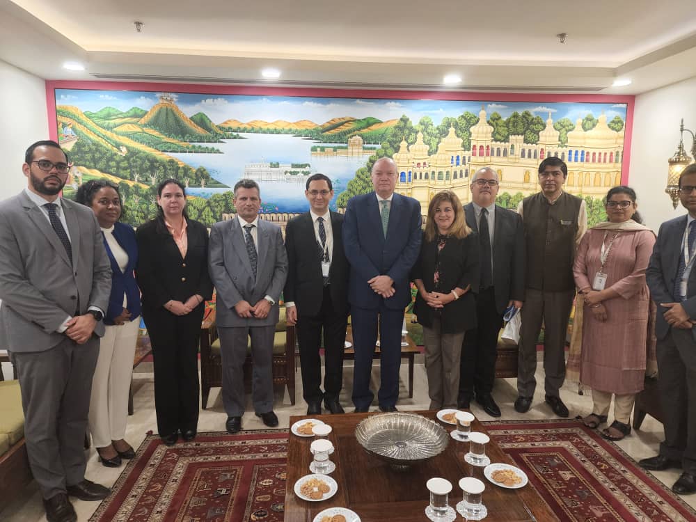 Encuentro con Director General de
EXIMBANK en #NewDelhi nos permitió analizar de conjunto marcha de créditos aprobados, incluso la línea para compra de arroz, y el proceso para aprobación de 3 nuevos proyectos en sector energía renovable. #MejorEsPosible @MejorSinBloqueo