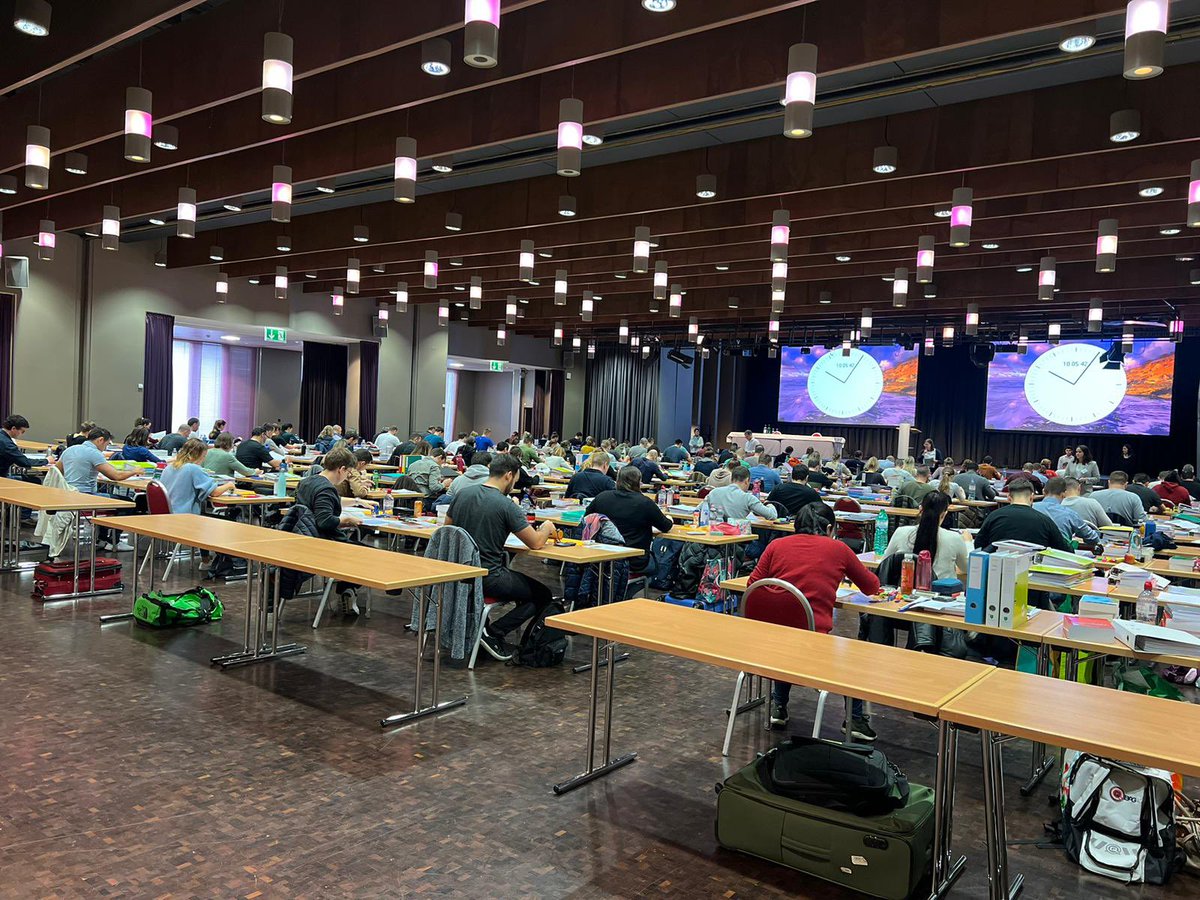Auf die Plätze - fertig - los! 
137 Kandidatinnen und Kandidaten absolvieren bis Freitag die höhere Fachprüfung. Besonders spannend wird der Freitag, wenn die eigenen Laptops bei den computerbasierten Prüfungen erstmals zum Zug kommen. Toi, toi, toi! 🍀