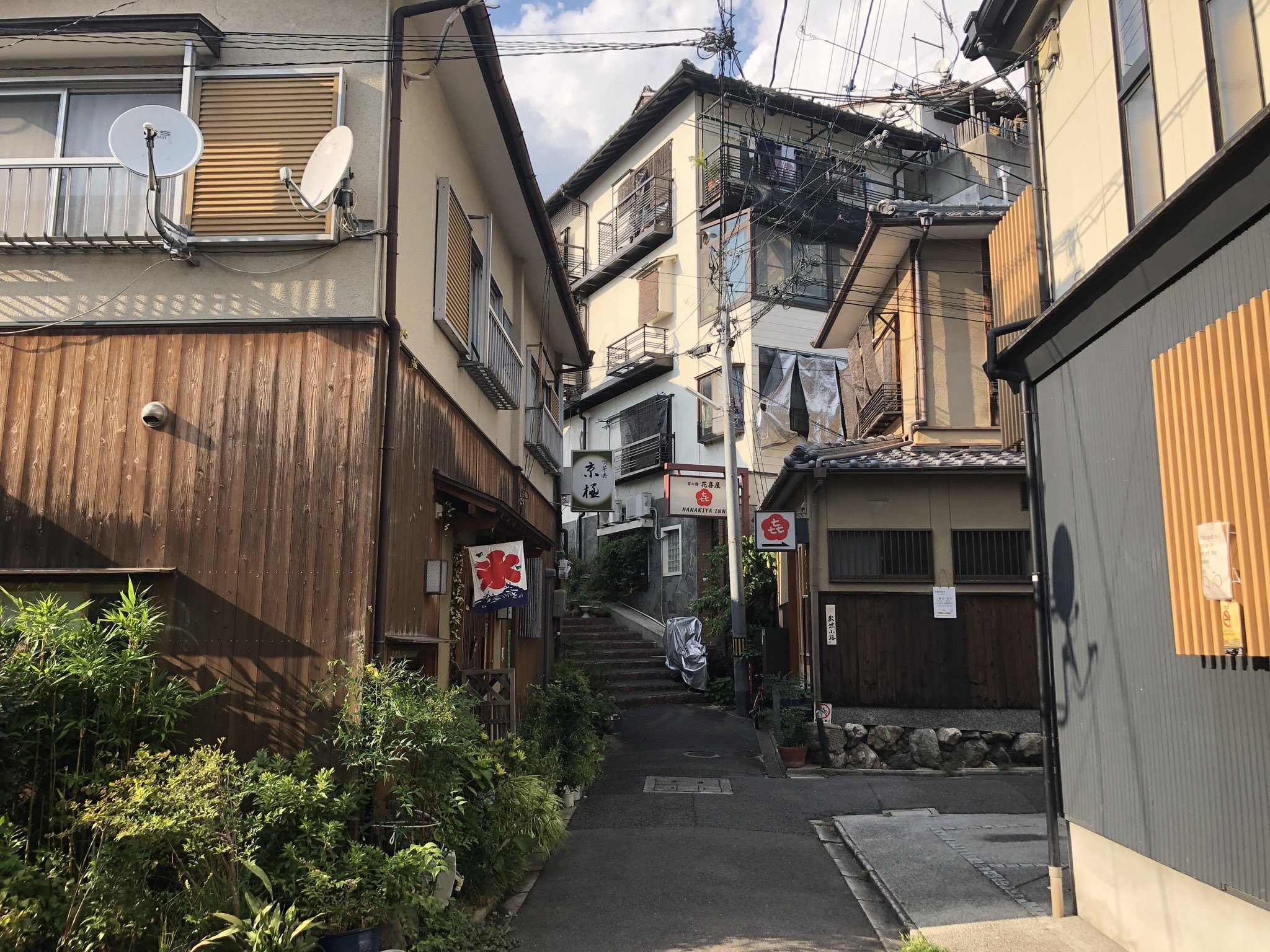 あの街この街　帯有り No people around] A deserted shopping street in the