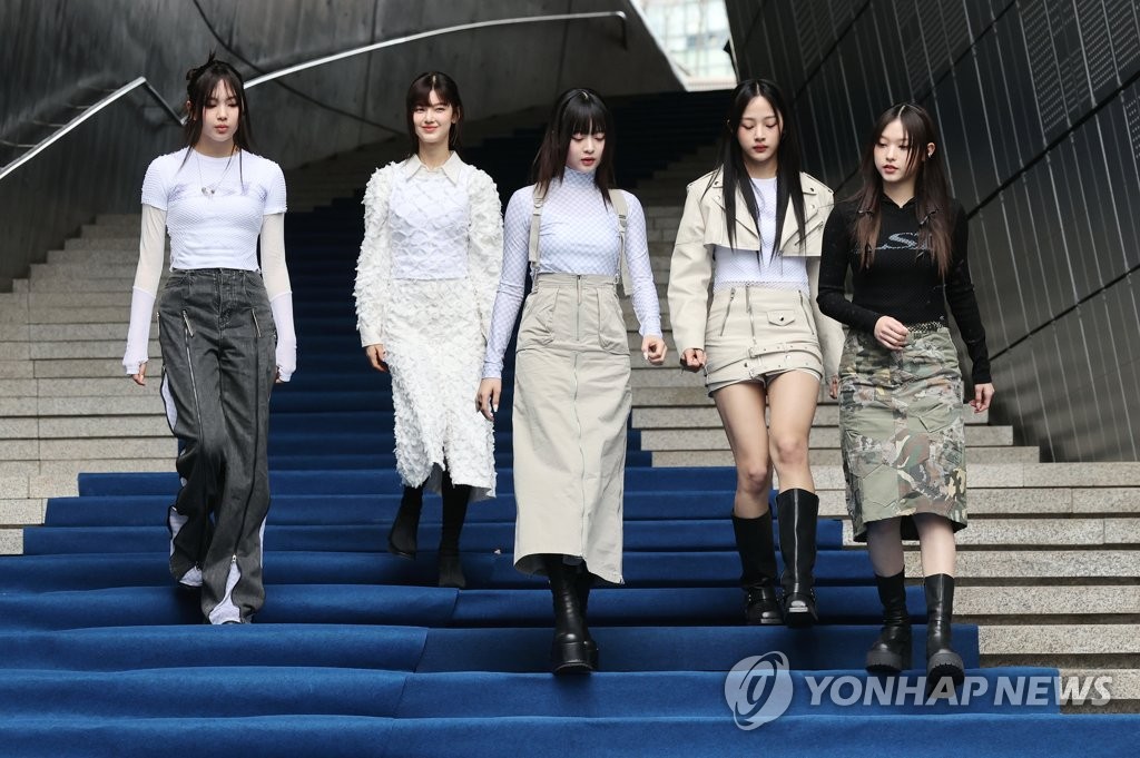 TTT_KPOP's tweet photo. South Korean girl group #NewJeans walks on the blue carpet at Seoul Fashion Week at Dongdaemun Design Plaza in Seoul on March 15, 2023. (Yonhap)
https://t.co/0DuaoQCSQ6 https://t.co/oqHzXHultM