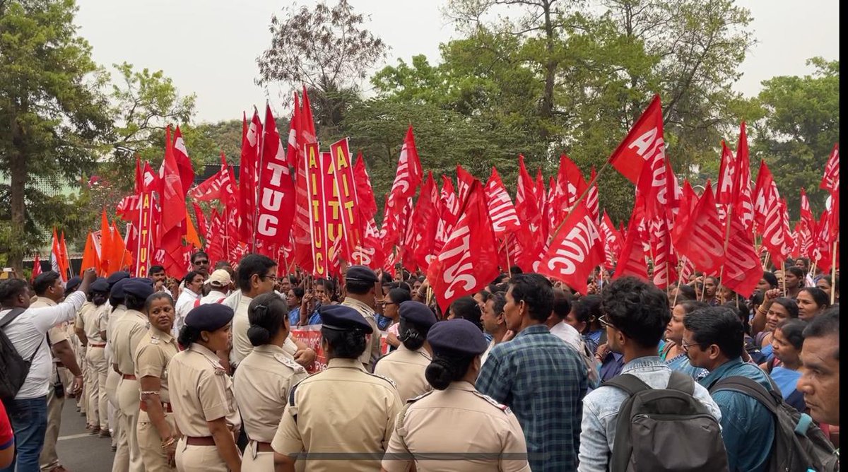 News18Odia's tweet image. #ଲୋୟର_ପିଏମଜିରେ_ହଜାର_ହଜାର_ଆଶାକର୍ମୀ

-୧୨ ଦଫା ଦାବି ନେଇ ଆଶାକର୍ମୀଙ୍କ ରଣହୁଙ୍କାର
-ଆଶାକର୍ମୀ ୟୁନିଅନ ସଂଯୁକ୍ତ ମୋର୍ଚ୍ଚାର ଆହ୍ବାନରେ ବିକ୍ଷୋଭ
-ବିଧାନସଭା ଘେରାଉ କରୁଛନ୍ତି ହଜାର ହଜାର ଆଶାକର୍ମୀ

#Protest #Ashaworker #Odisha