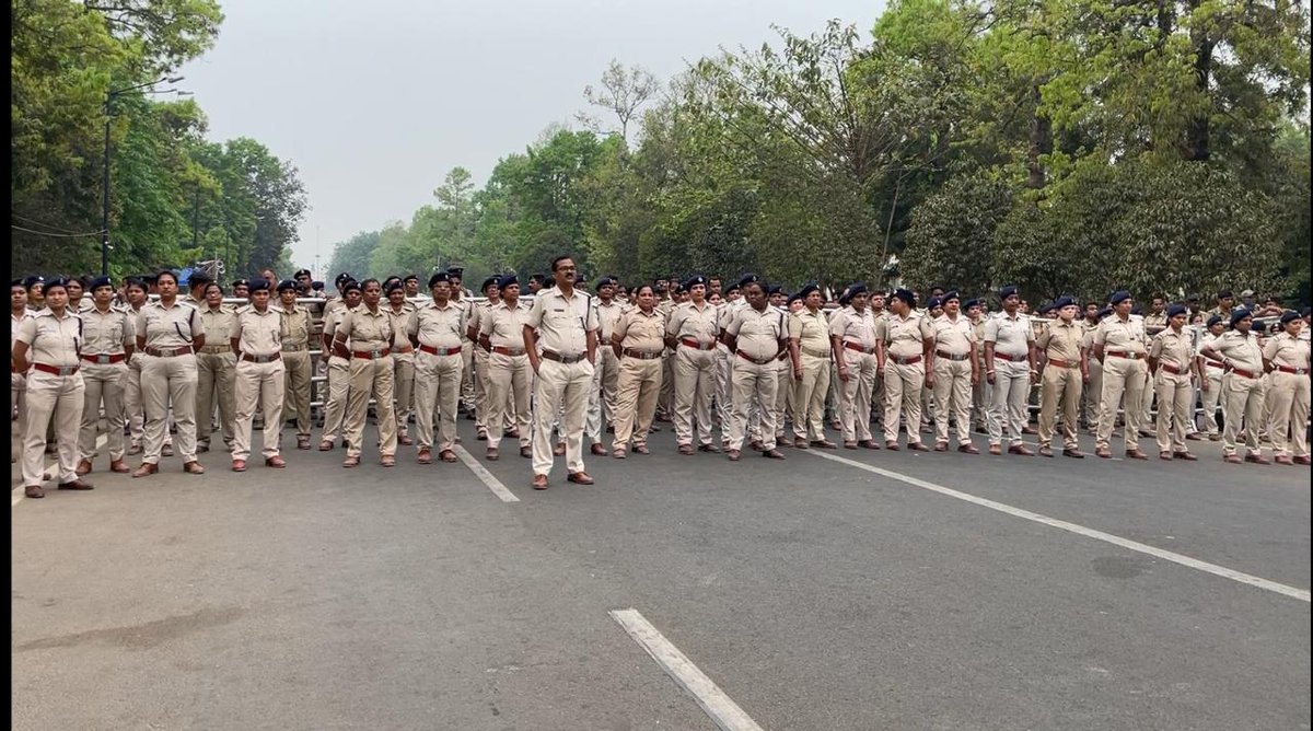 News18Odia's tweet image. #ଲୋୟର_ପିଏମଜିରେ_ହଜାର_ହଜାର_ଆଶାକର୍ମୀ

-୧୨ ଦଫା ଦାବି ନେଇ ଆଶାକର୍ମୀଙ୍କ ରଣହୁଙ୍କାର
-ଆଶାକର୍ମୀ ୟୁନିଅନ ସଂଯୁକ୍ତ ମୋର୍ଚ୍ଚାର ଆହ୍ବାନରେ ବିକ୍ଷୋଭ
-ବିଧାନସଭା ଘେରାଉ କରୁଛନ୍ତି ହଜାର ହଜାର ଆଶାକର୍ମୀ

#Protest #Ashaworker #Odisha