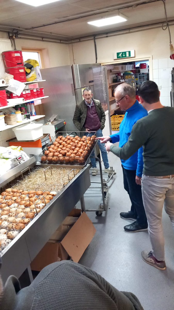 De 42e oliebollenactie van supportersclub ‘Alle Vogels Vliegen’ is van start gegaan! #jeugd #Valleivogels