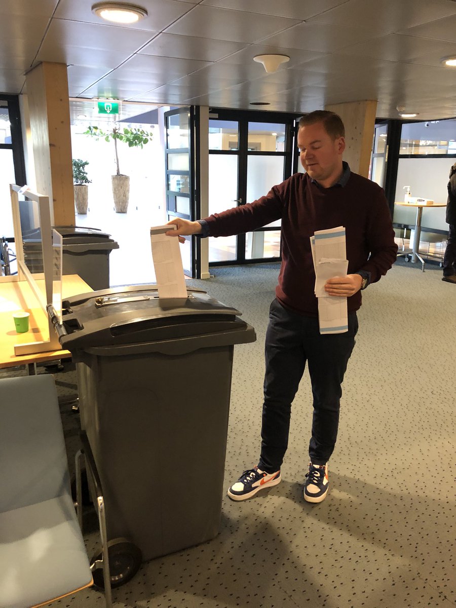 VERKIEZINGSDAG ✏️ 

Zojuist om 07.30 uur als een van de eerste mijn stem 🗳️ uitgebracht op het gemeentehuis!  

#verkiezingen #stemmen #🗳️ #provincie #waterschap #democratie #verkiezingen15maart