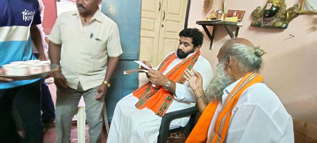 amarprasadreddy's tweet photo. Visited the residence of Sh Kumar Pandian, Sh Senthil Pandian, ShShekhar Pandian and Sh Suresh Pandian, where 4 members of the same family were killed by terrorists, paid floral tribute and consoled their family members. 🙏
@annamalai_k @blsanthosh https://t.co/bPuzyyGBP0