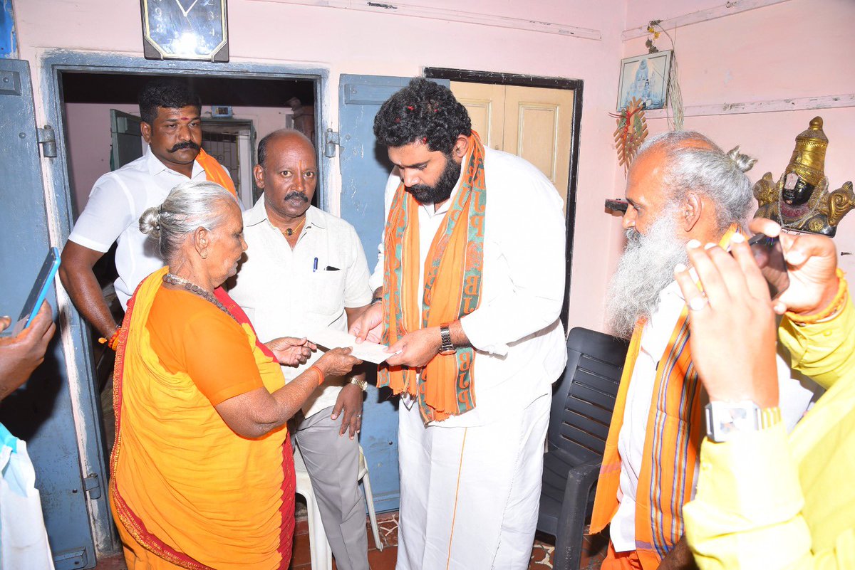 amarprasadreddy's tweet photo. Visited the residence of Sh Kumar Pandian, Sh Senthil Pandian, ShShekhar Pandian and Sh Suresh Pandian, where 4 members of the same family were killed by terrorists, paid floral tribute and consoled their family members. 🙏
@annamalai_k @blsanthosh https://t.co/bPuzyyGBP0