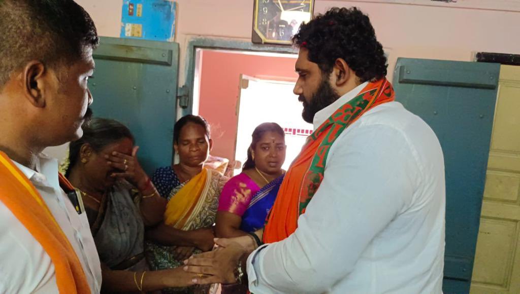 amarprasadreddy's tweet photo. Visited the residence of Sh Kumar Pandian, Sh Senthil Pandian, ShShekhar Pandian and Sh Suresh Pandian, where 4 members of the same family were killed by terrorists, paid floral tribute and consoled their family members. 🙏
@annamalai_k @blsanthosh https://t.co/bPuzyyGBP0