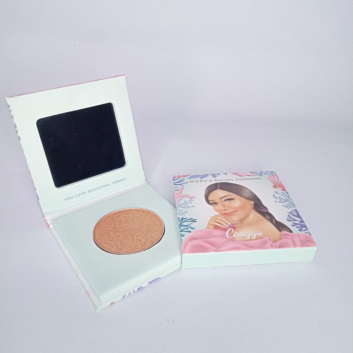Dheapspta's tweet photo. Lagi obsessed banget sama highlighter satu ini. Hasilnya cakep banget ya?! Jadi glass skin make up gitu, ala ala eonni korea 😍

✨ Mizzu Highlighter Canggu x Rachel Goddard ✨

— A REVIEW

#beautybydheapspta #racuninmakeup @MizzuCosmetics https://t.co/vsHsMtsiZM