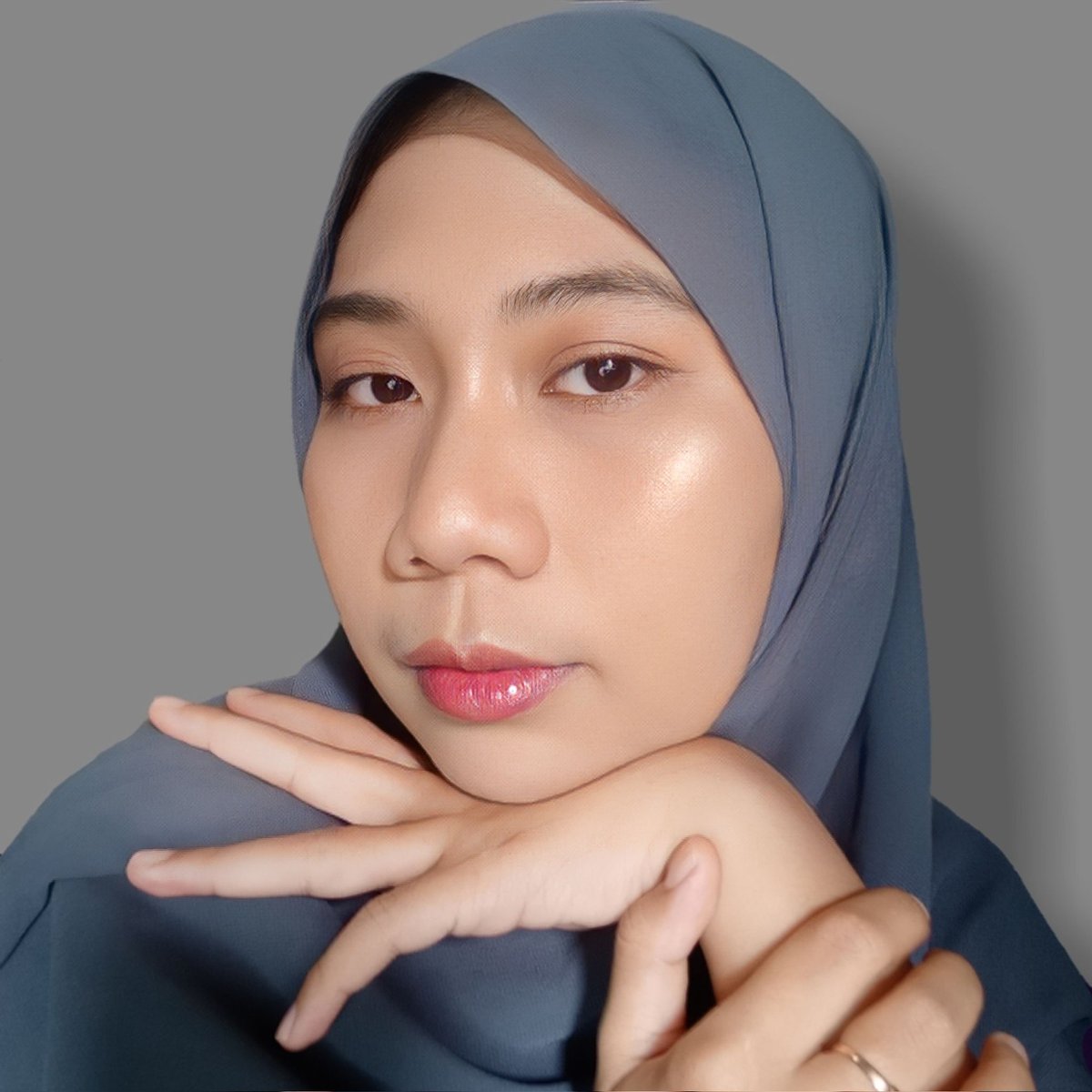 Dheapspta's tweet photo. Lagi obsessed banget sama highlighter satu ini. Hasilnya cakep banget ya?! Jadi glass skin make up gitu, ala ala eonni korea 😍

✨ Mizzu Highlighter Canggu x Rachel Goddard ✨

— A REVIEW

#beautybydheapspta #racuninmakeup @MizzuCosmetics https://t.co/vsHsMtsiZM