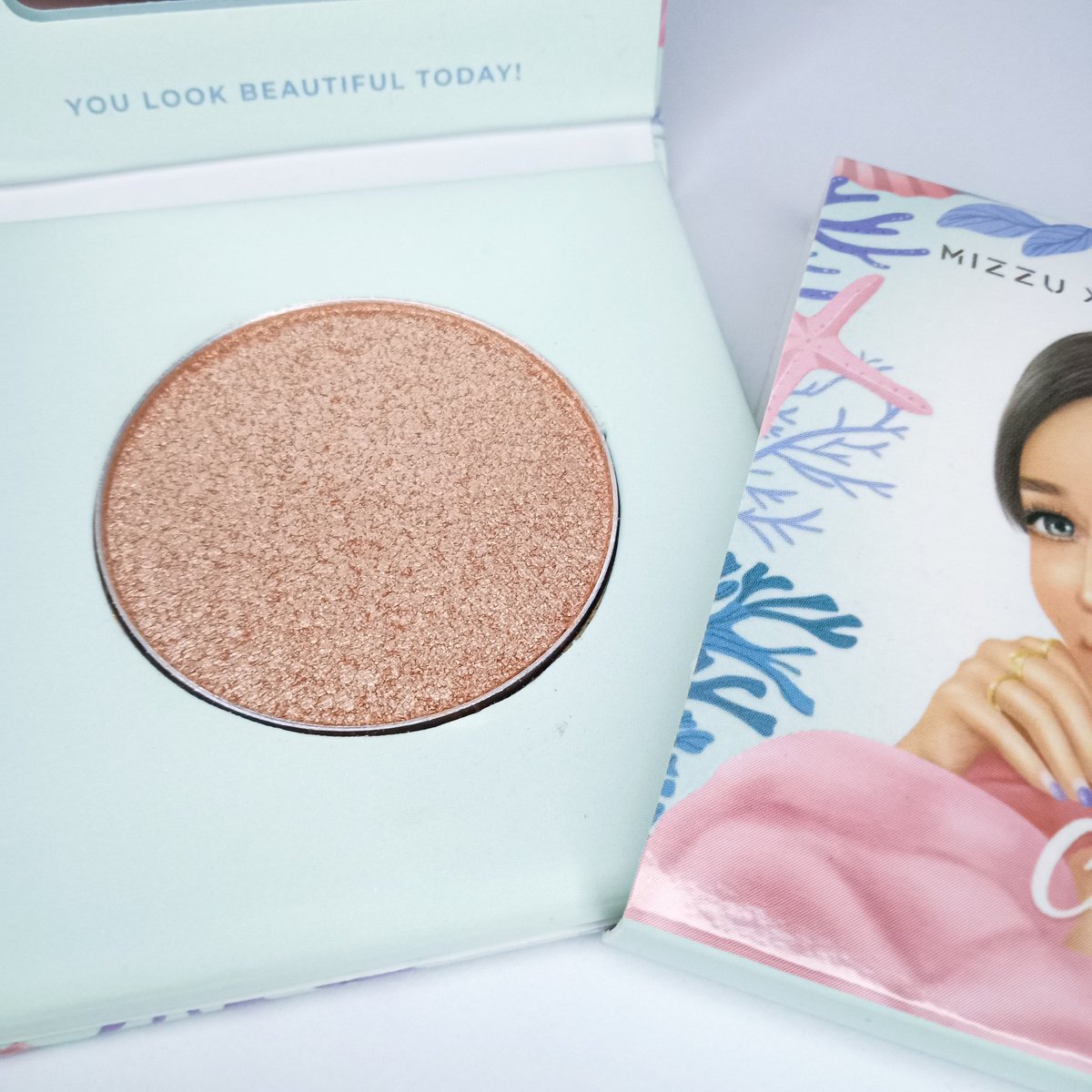 Dheapspta's tweet photo. Teksturnya creamy dan blendable, partikelnya juga kecil jadi gak yg lebay gitu. Ini tipe highlighter yg shimmernya natural dan warnanya juga bisa banget masuk ke semua skin tone. Packagingnya cutie pastel juga compact, jadi traveling friendly 💖💖 https://t.co/7ZMPGniFf2