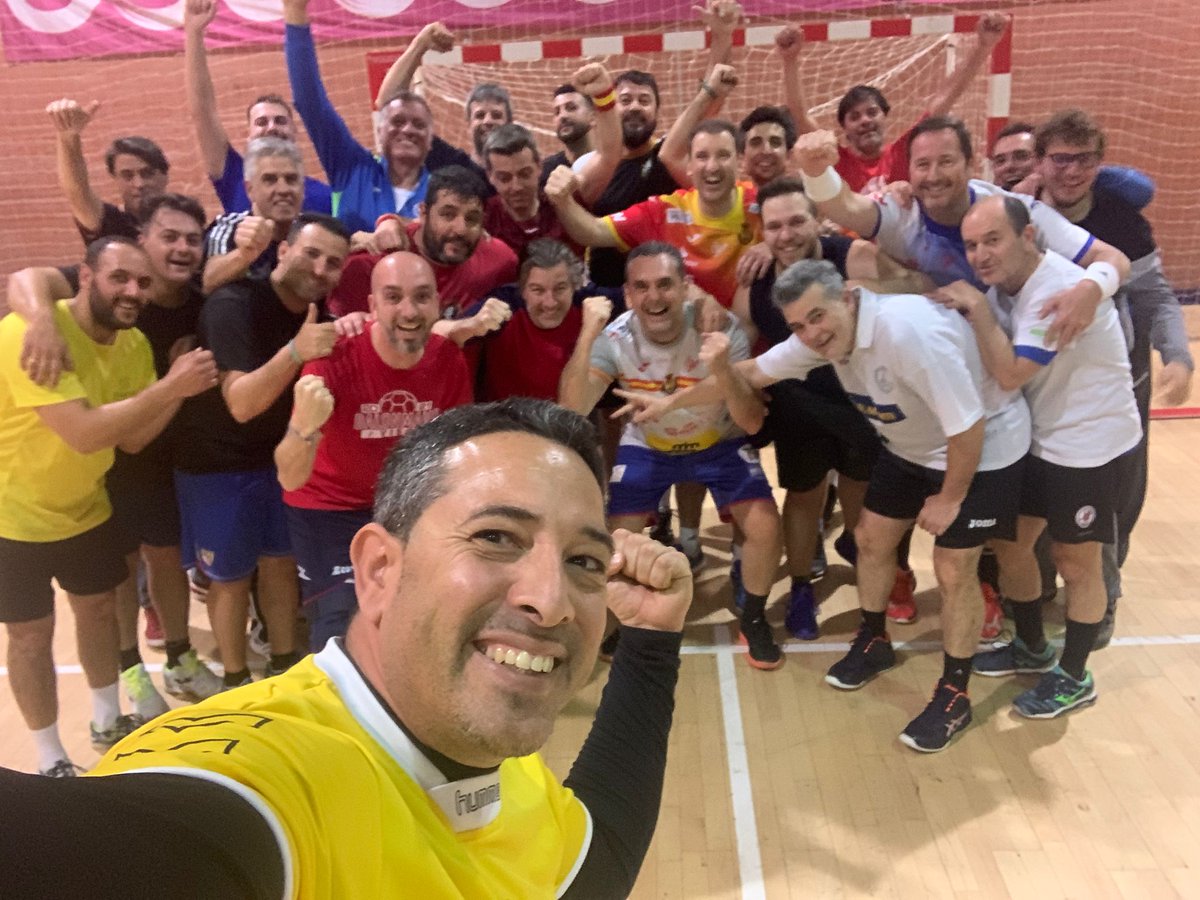 VBMSEVILLA's tweet photo. Nuestro #40x20 de ayer se lo dedicamos a nuestro zurdito de #Rochela que suma a la familia veterana. ¡¡¡ENHORABUENAAA!!!.
Esto es un no parar😜
@RFEBalonmano @FAndaluzaBM @Sebastian090578 @IMDSevilla @Ayto_Sevilla https://t.co/ZC2fw1USyP
