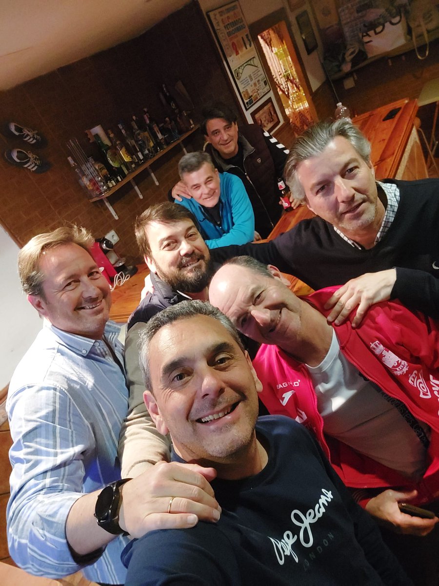 VBMSEVILLA's tweet photo. Nuestro #40x20 de ayer se lo dedicamos a nuestro zurdito de #Rochela que suma a la familia veterana. ¡¡¡ENHORABUENAAA!!!.
Esto es un no parar😜
@RFEBalonmano @FAndaluzaBM @Sebastian090578 @IMDSevilla @Ayto_Sevilla https://t.co/ZC2fw1USyP
