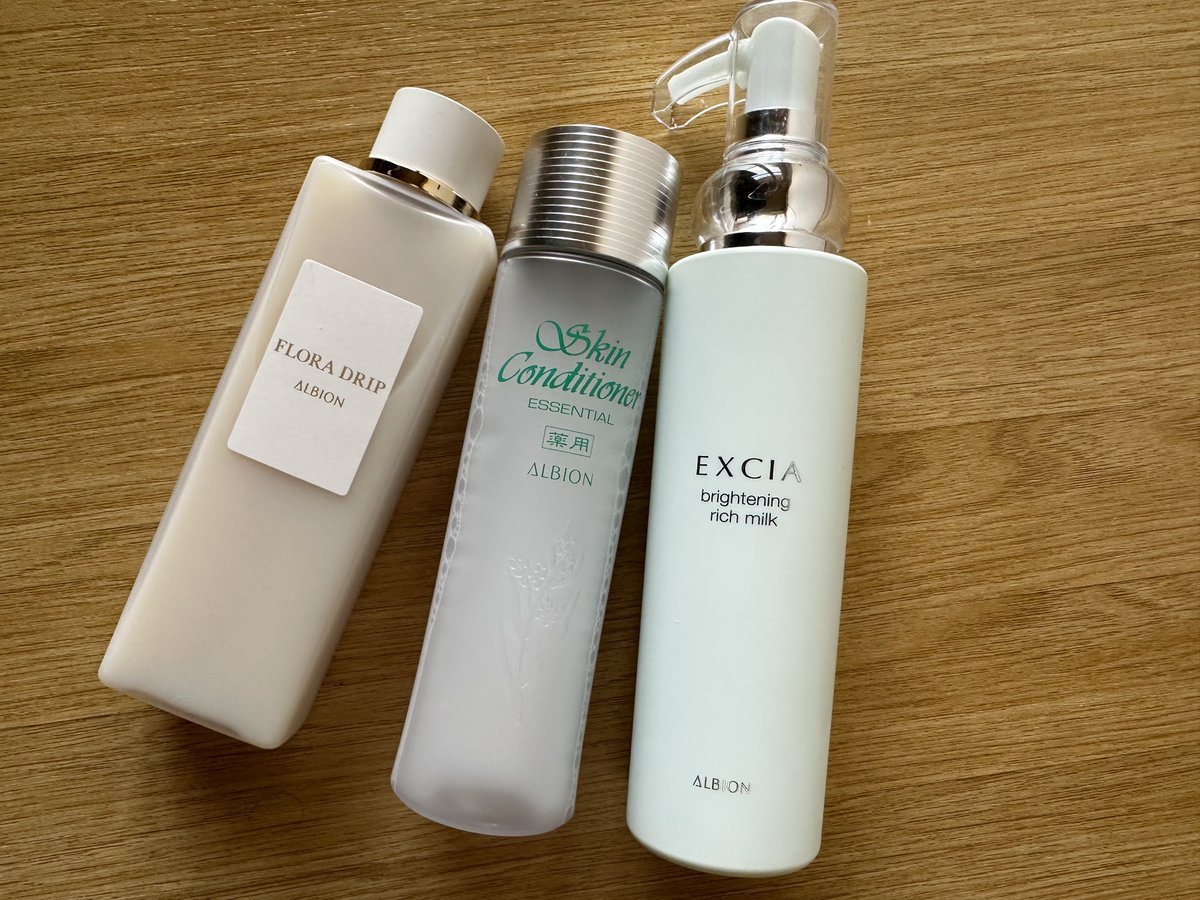 xxxIBmaaa's tweet photo. EXCIAがやっぱりお気に入り
もちろんFLORA DRIPは発売からずっと愛用
そしてスキコンは23年一緒に歩んできた
無くてはならない存在
そろそろ買いに行かないと
この3本あれば肌荒れの悩みなし
花粉辛いけど頑張れる
#アルビオン
#ALBION #EXCIA
#FLORADRIP #SkinConditioner https://t.co/AkKV7Eg5Ag