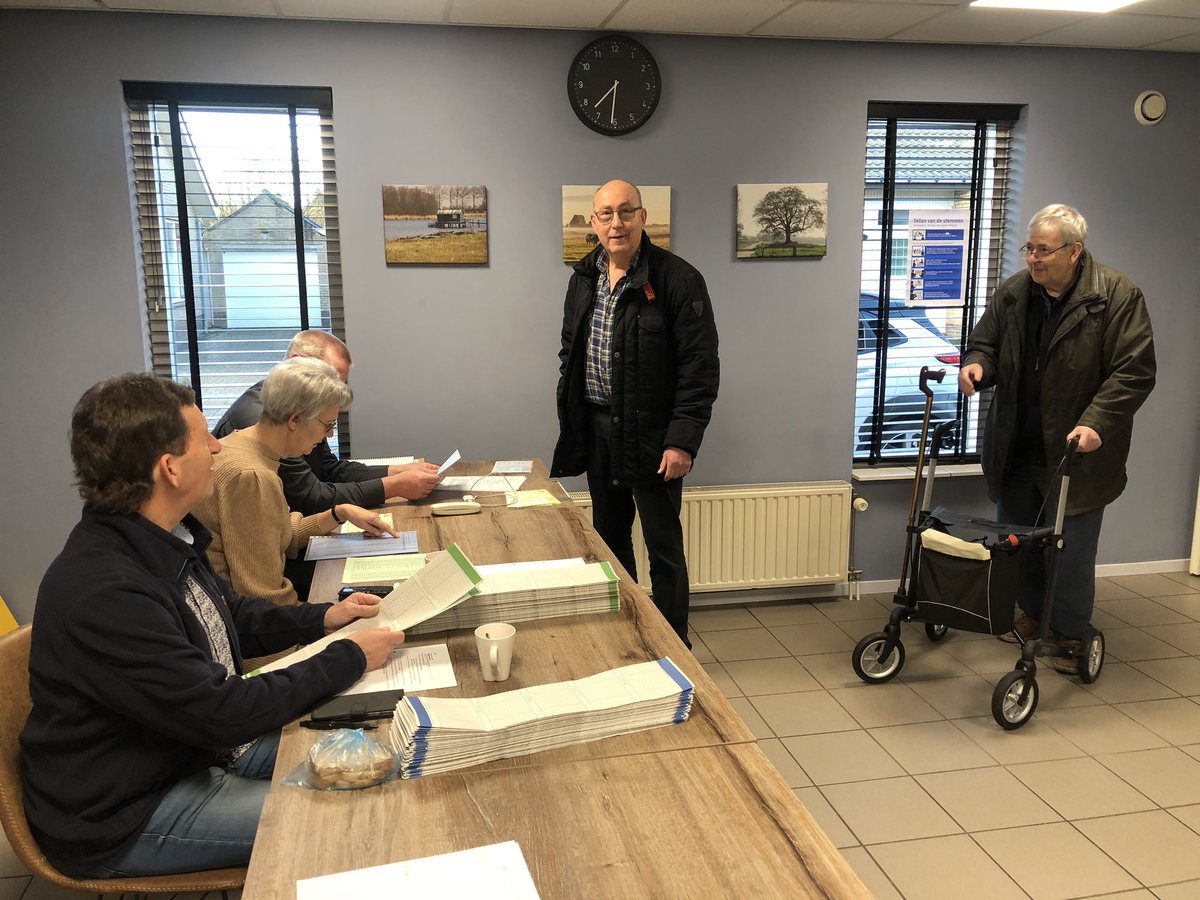 Klokslag half acht kwamen de eerste stemmers in #stembureau Hengstdijk. <a href="/gemeentehulst/">Gemeente Hulst</a>