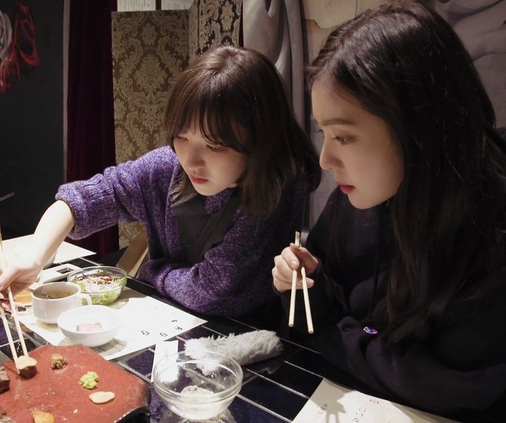 2129FEED's tweet photo. domestic irene and wendy will always make me soft https://t.co/ZakHUJWK3t