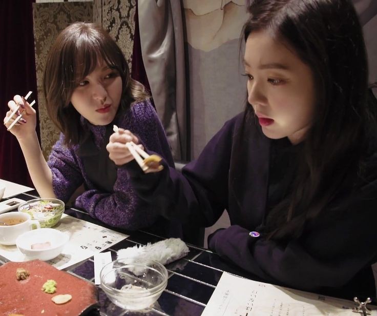 2129FEED's tweet photo. domestic irene and wendy will always make me soft https://t.co/ZakHUJWK3t