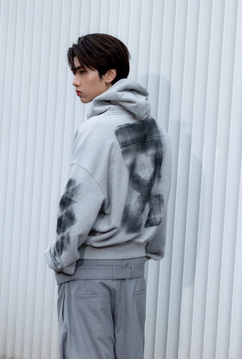 mintmag_th's tweet photo. มุมหันพิฆาต! นิวลุคของคู่ซี้ #จุงดัง มาในโททัลลุคจากคอลเล็กชั่นล่าสุด #OffWhite Spring/Summer 2023 สร้างสรรค์ภายใต้ธีม Exactly the Opposite ตามไปอัพลุคใหม่กับคอลเล็กชั่นนี้กันได้แล้วที่บูทีคสยามพารากอนและเอ็มควอเทียร์💚 

#OffWhiteSS23
#OffWhiteBangkok
#JoongDunk 
#MintNews https://t.co/i90lKsoC43
